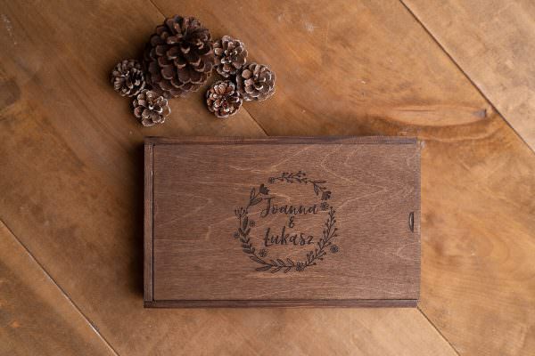 Drewniane pudełko na zdjęcia (15x23cm) + pendrive - obrazek 2