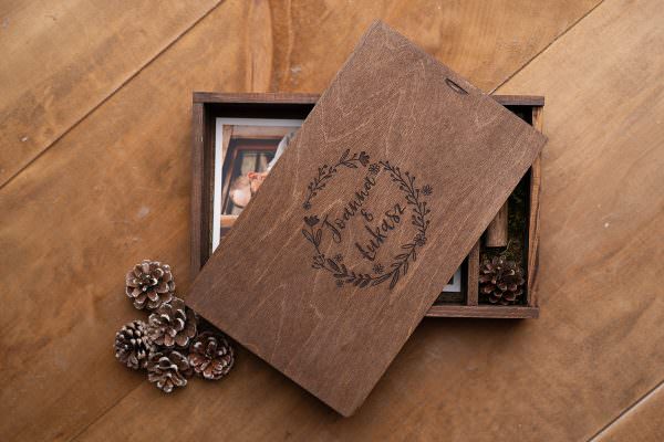 Drewniane pudełko na zdjęcia (15x23cm) + pendrive - obrazek 3
